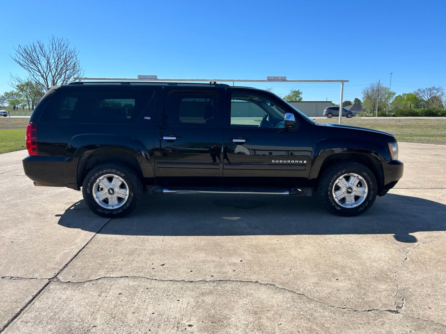 2007 BLACK /BLACK Chevrolet Suburban LS 1500 4WD (3GNFK16377G) with an 5.3L V8 OHV 16V FFV engine, 4-Speed Automatic Overdrive transmission, located at 17760 Hwy 62, Morris, OK, 74445, (918) 733-4887, 35.609104, -95.877060 - Photo#3